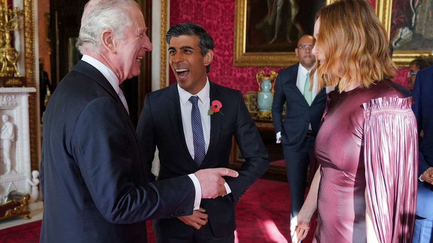 Το απρόοπτο φιλί στον Κάρολο έσπασε το πρωτόκολλο