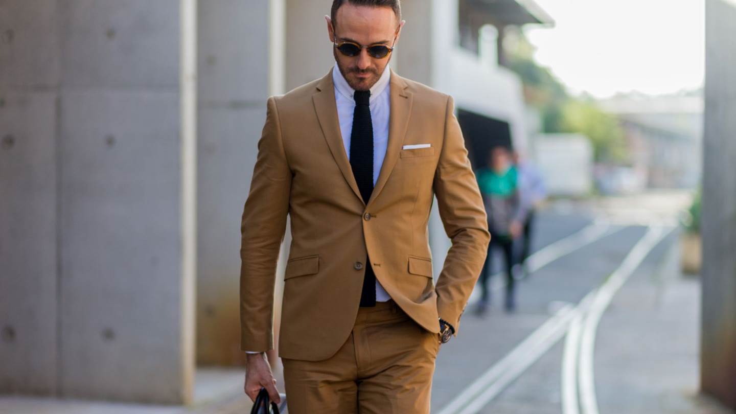 Η διαχρονική αξία της μονόχρωμης γραβάτας