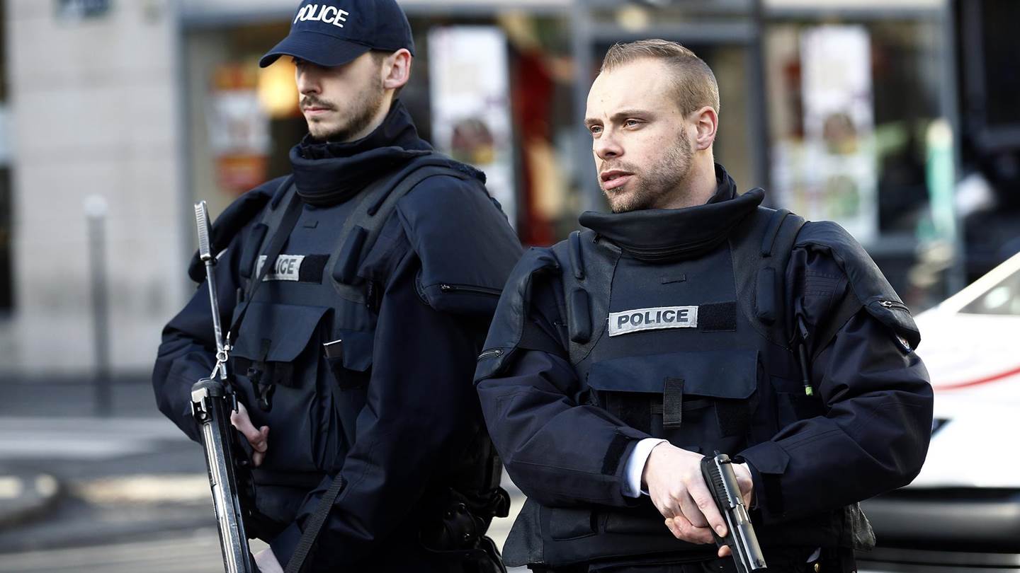 Γαλλία: 3 χωροφύλακες νεκροί από πυρά άντρα που βρισκόταν σε αμόκ