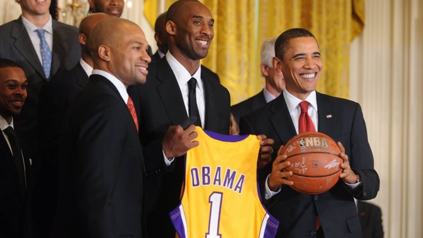 O Barack Obama γλυκοκοιτάζει το NBA