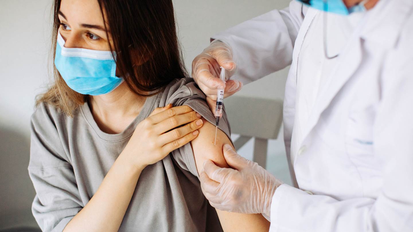 Γιατί οι γυναίκες εμφανίζουν συχνότερα παρενέργειες μετά τον εμβολιασμό για κορονοϊό