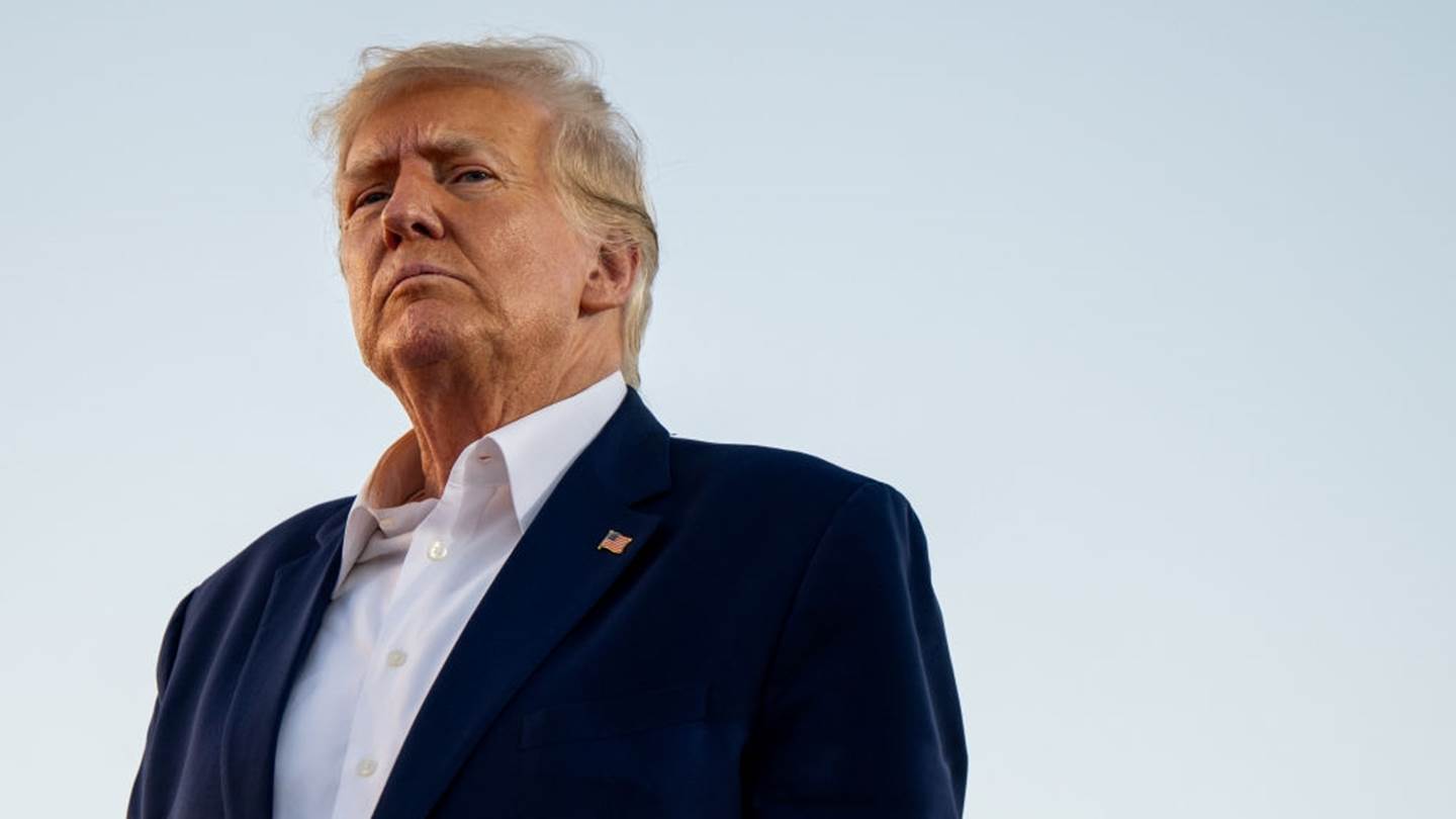 Σε άλλα νέα, ο Donald Trump βάλθηκε να σώσει τα ντόνατ