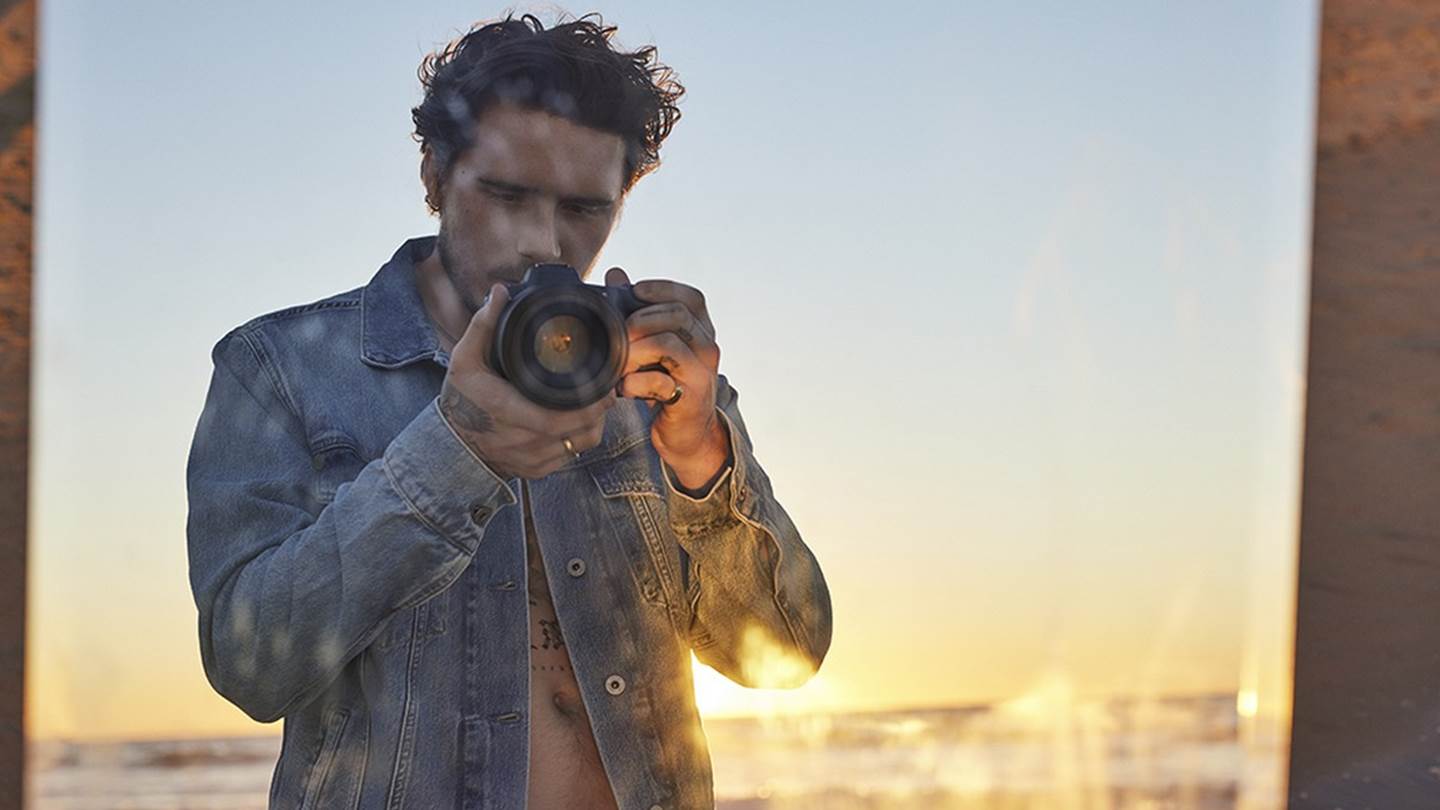 Ο Brooklyn Beckham μπροστά και πίσω από την κάμερα στη νέα καμπάνια της Pepe Jeans London