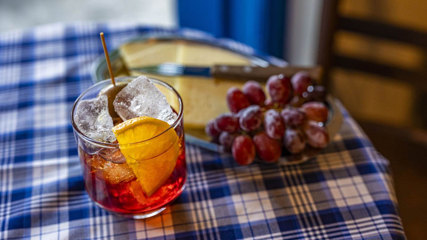 Γιατί ανοίγουν τόσα πολλά wine bars και spritzερίες στην Αθήνα