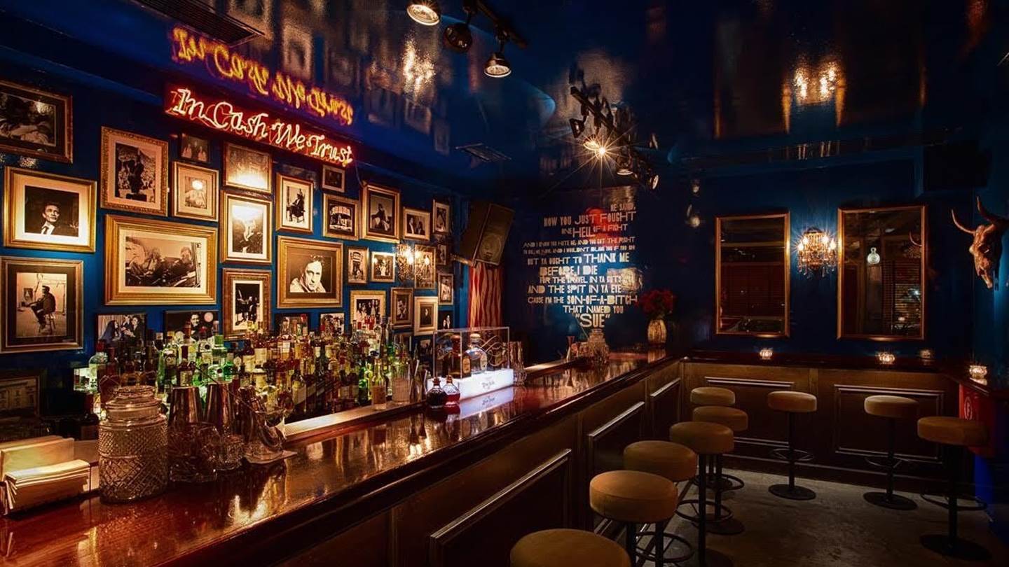 Τα μπαρ του Πειραιά: Και του λιμανιού και του σαλονιού