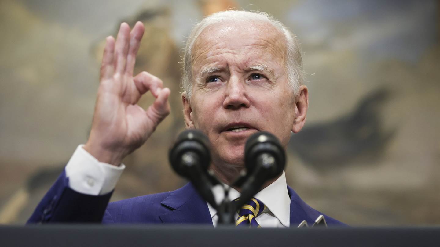 O Joe Biden τα βάζει με τον Elon Musk για το Twitter