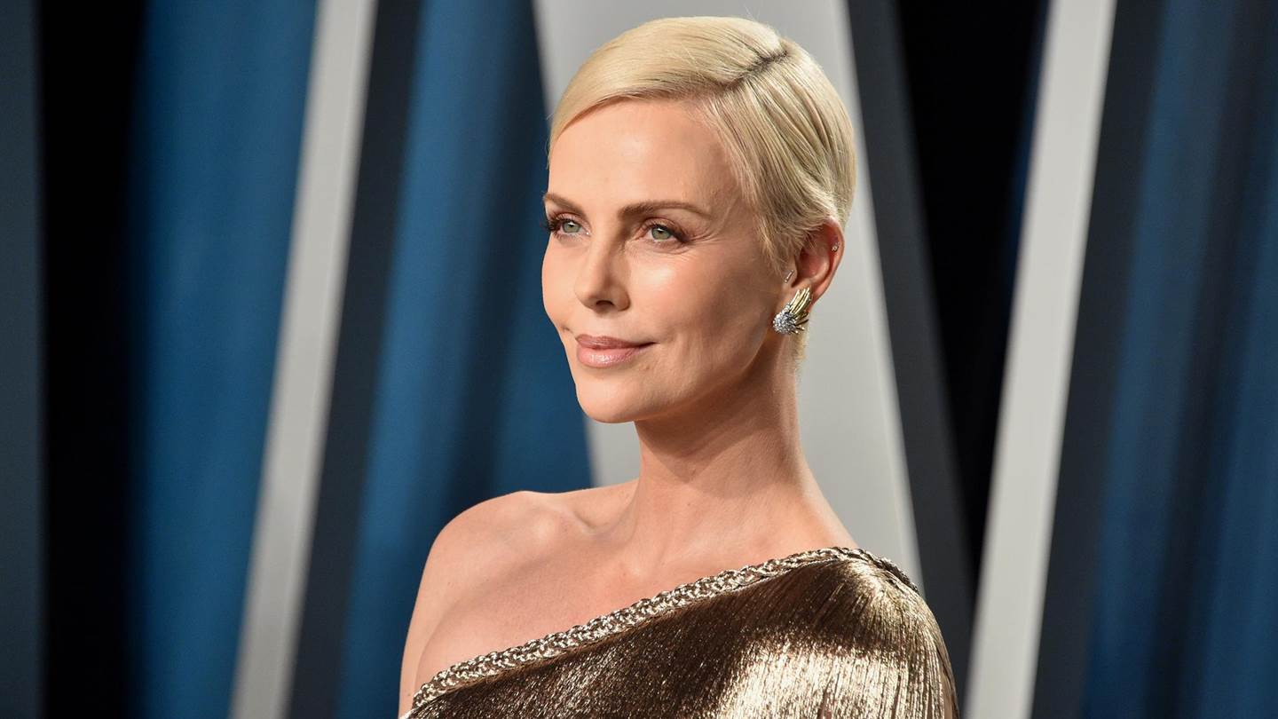 Η Charlize Theron, ό,τι κι αν κάνει, είναι πάντα υπέροχη