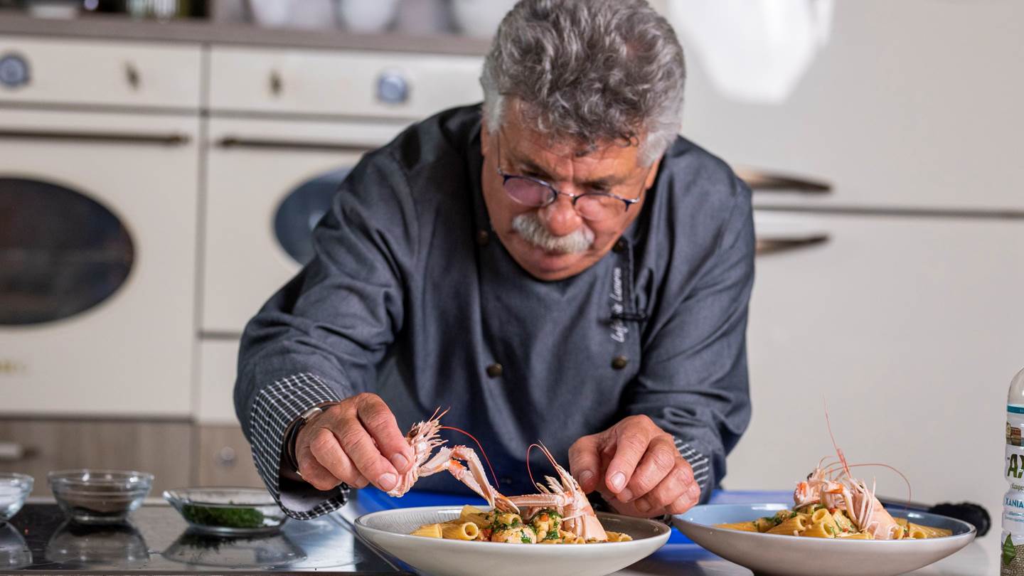 Με το Μάτι Γαρίδα: Ο Λευτέρης Λαζάρου μαγειρεύει στα social media