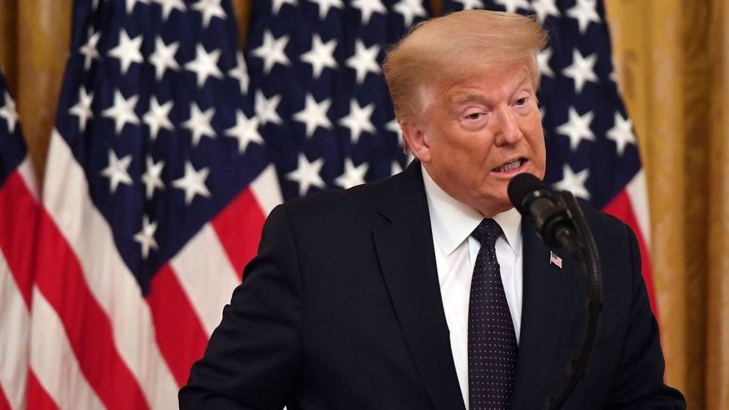 Ο κορονοϊός βουλιάζει τη δημοτικότητα του Donald Trump