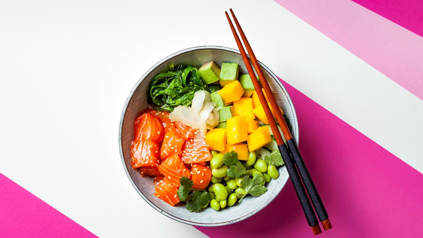 Η συνταγή για σπιτικό poké με σολομό