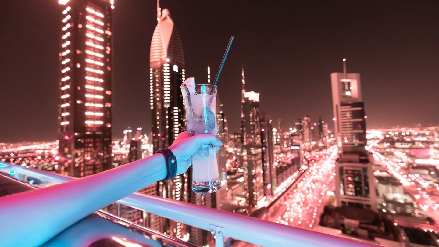 Τι συμβαίνει στα διαστροφικά porta potty πάρτι στο Ντουμπάι