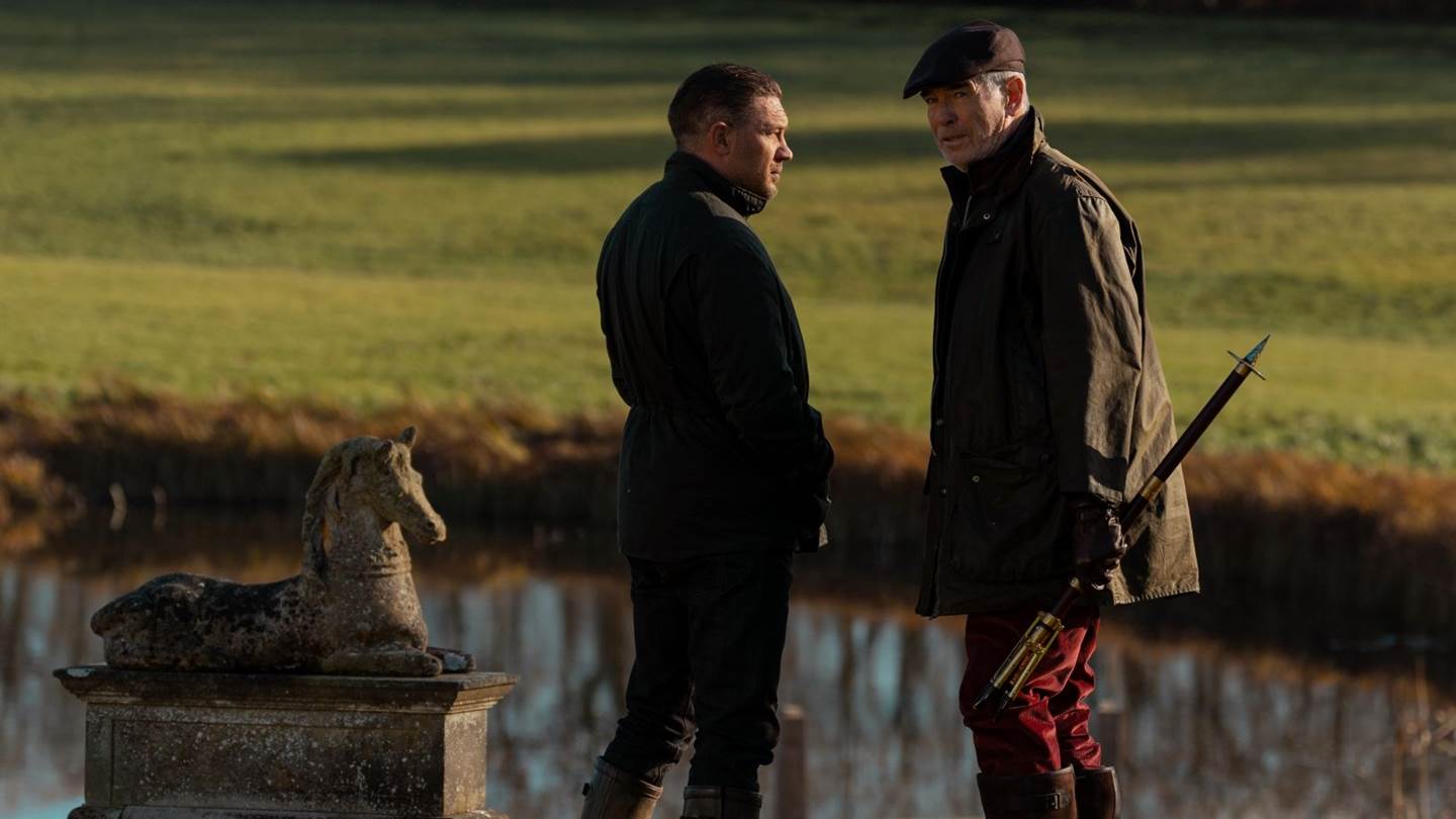 Η νέα σειρά του Guy Ritchie έχει γκάνγκστερς, υπόκοσμο και δίδυμο Tom Hardy, Pierce Brosnan στα καλύτερά του