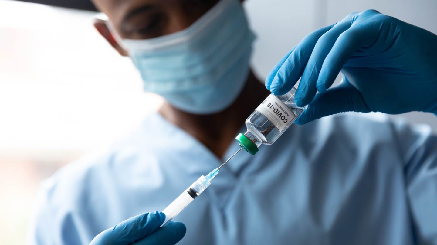 Η σύγκριση των εμβολίων της AstraZeneca και της Pfizer