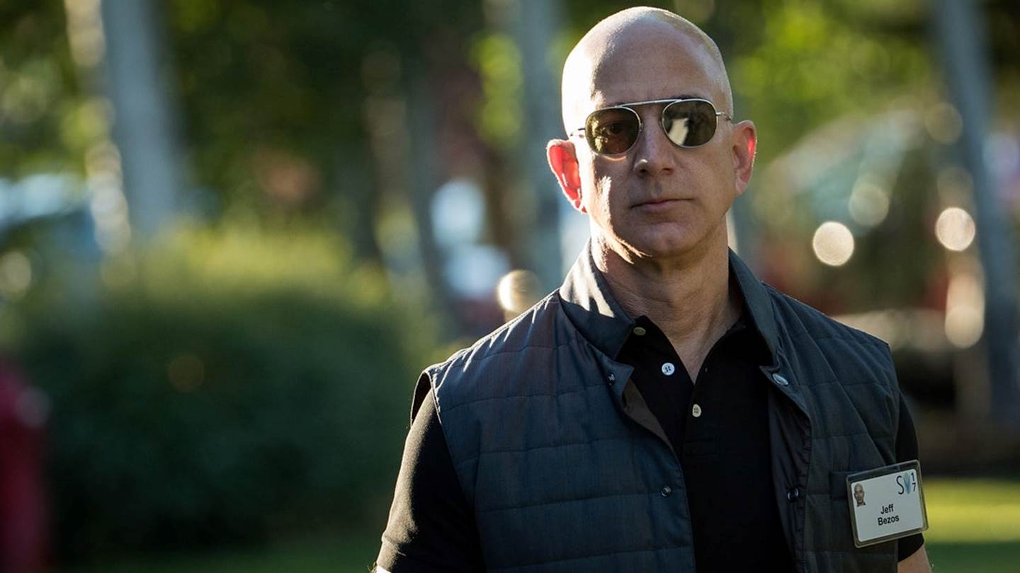 O Jeff Bezos συναντά τον James Bond