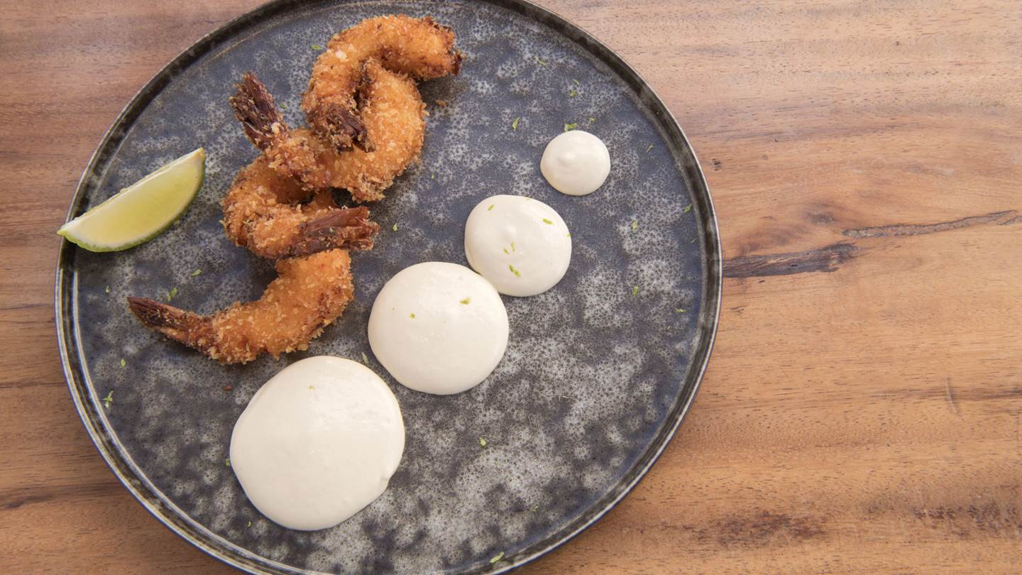 Η συνταγή του Βασίλη Τζίμα για γαρίδες σε κρούστα με λευκό ταραμά