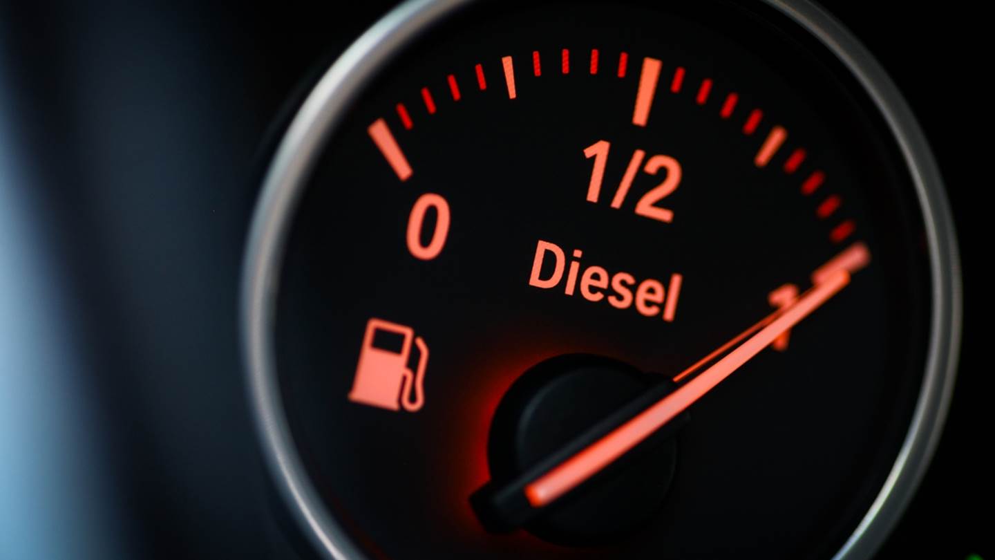 Γιατί ξαφνικά το diesel έγινε ακριβότερο από τη βενζίνη