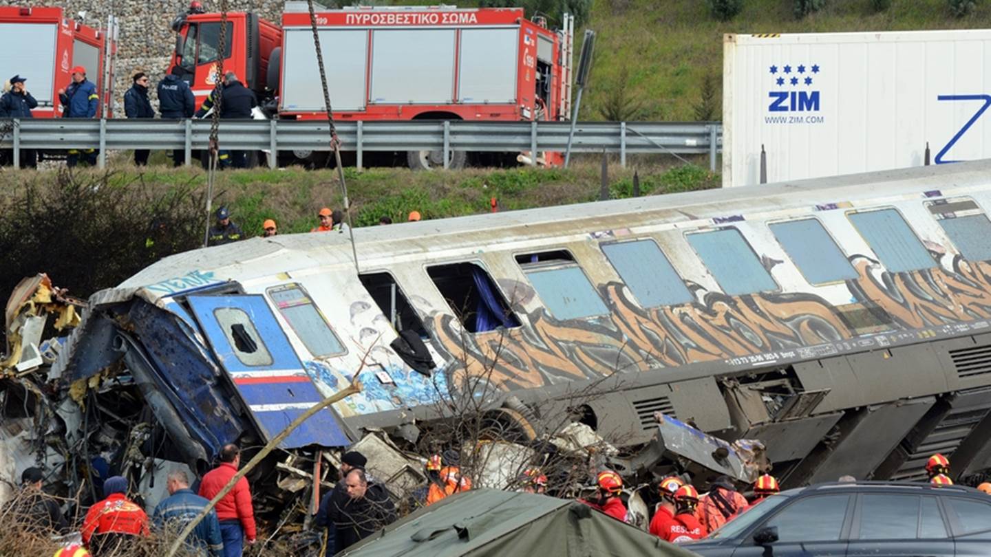 Η σύγκρουση τρένων στα Τέμπη εκτροχιάζει τις πολιτικές εξελίξεις
