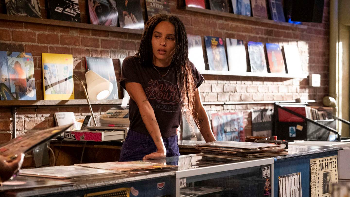 Η Zoë Kravitz ακούει Λένα Πλάτωνος στο τηλεοπτικό High Fidelity