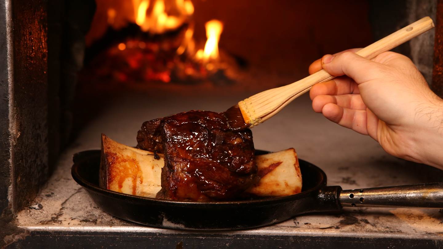 Στο Vezene στρώνουν ένα από τα κορυφαία κυριακάτικα τραπέζια της Αθήνας