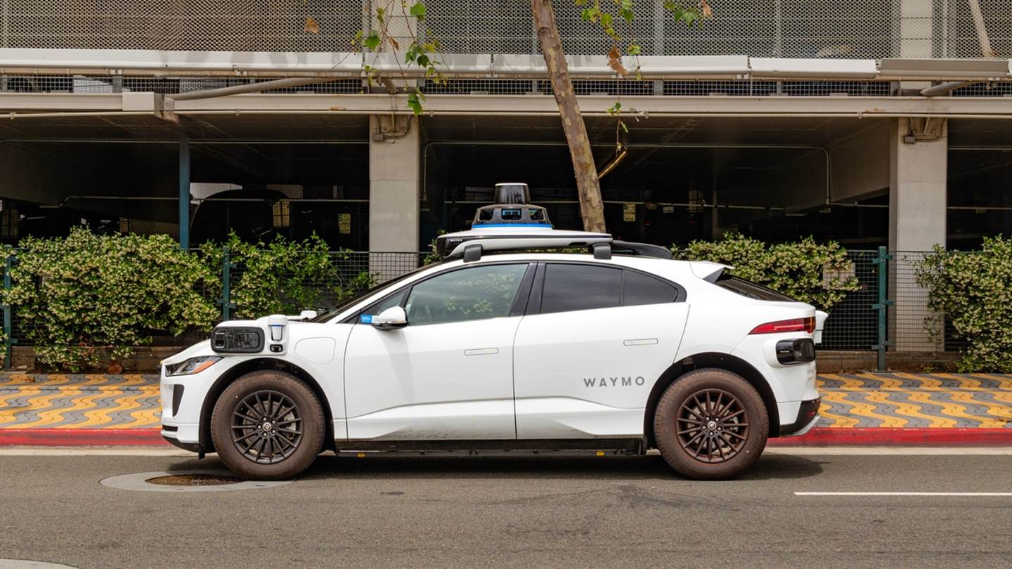 Δύο Έλληνες μπήκαν σε ταξί χωρίς οδηγό και ανέβασαν video