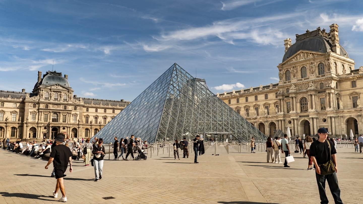 Κινηματογραφική ληστεία στο Λούβρο: Εκλάπησαν κοσμήματα ανεκτίμητης αξίας