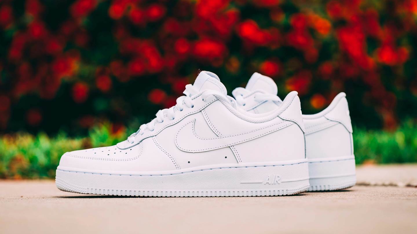 Υπάρχουν λευκά sneakers που όσο τα φοράς καθαρίζουν;