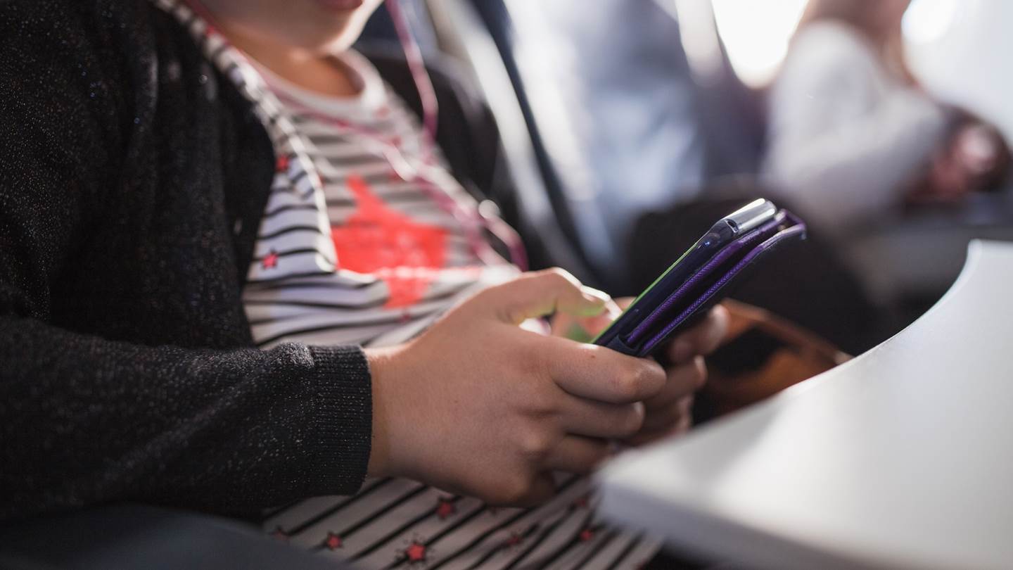 4 τρόποι για να προστατέψεις το παιδί σου από τα social media