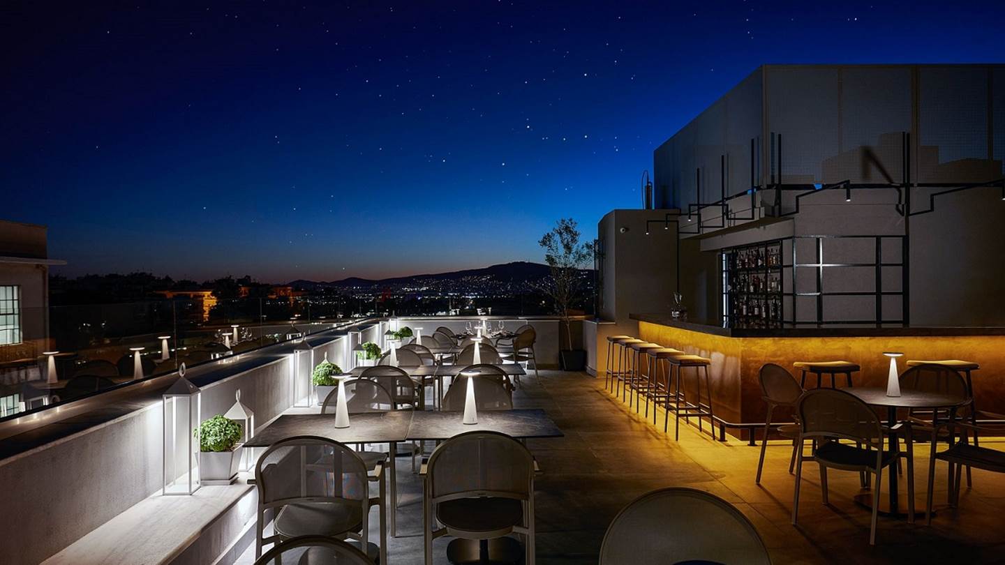 Φανταστικές ταράτσες και δροσεροί κήποι για φαγητό στην Αθήνα