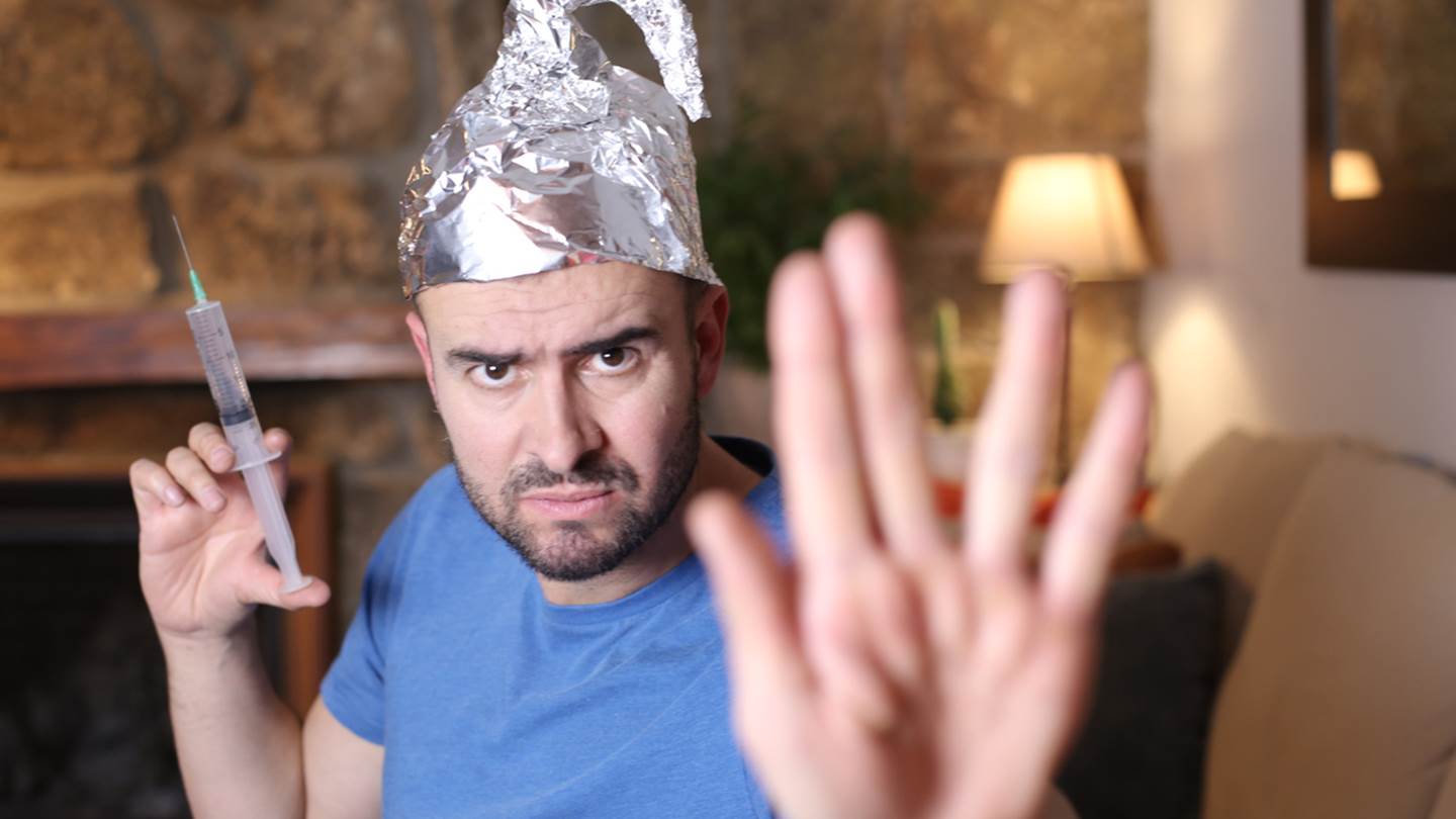 Σε άλλα νέα, αρνητής πήγε να εμβολιαστεί με ψεύτικο χέρι σιλικόνης