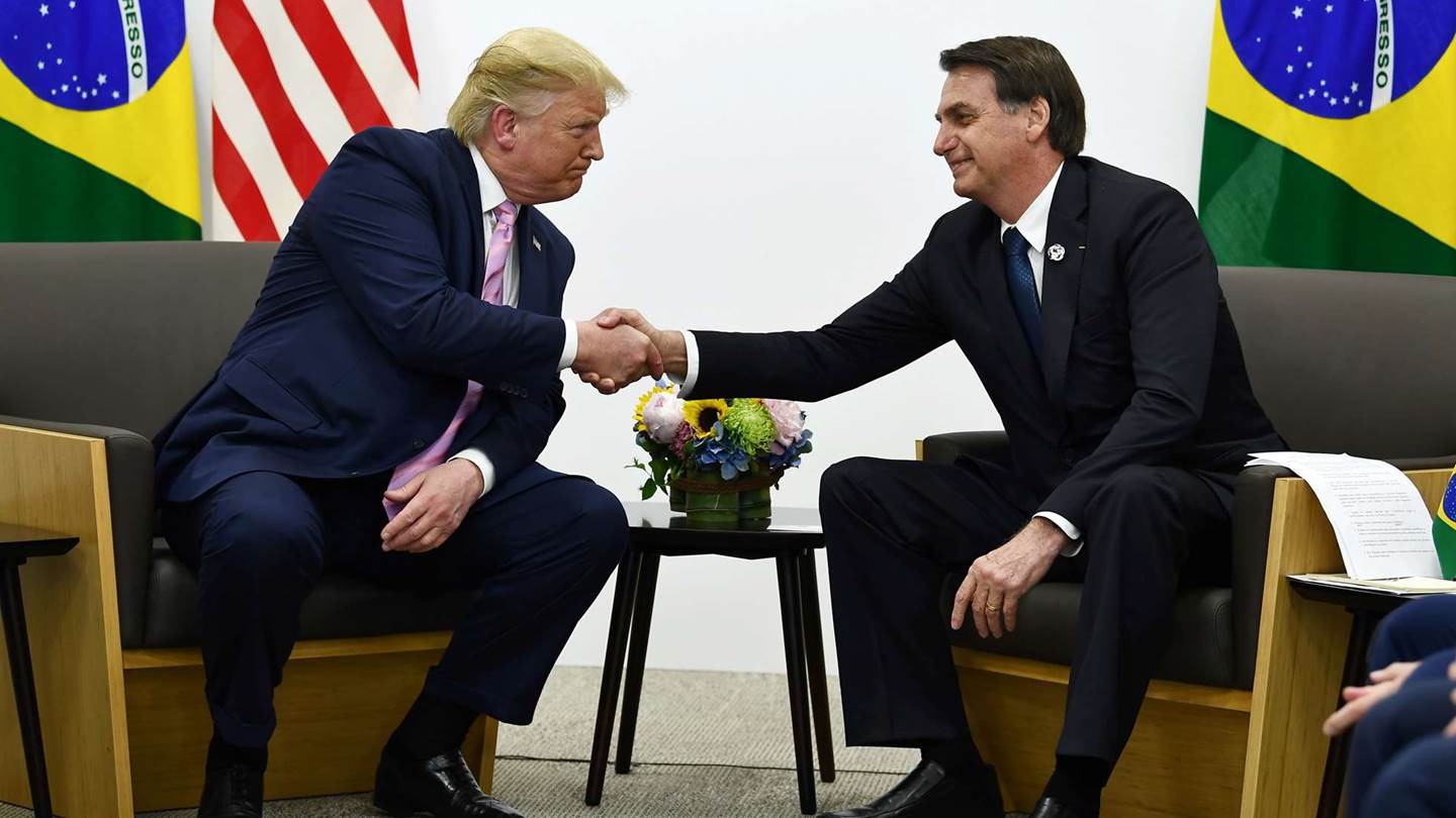 Ο Jair Bolsonaro δεν έχει πειστεί από τους περιορισμούς του κορονοϊού