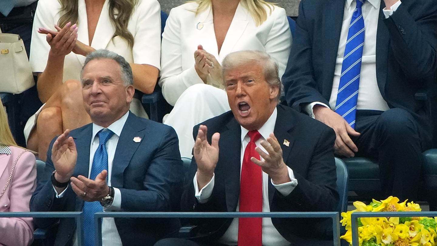 Χαμός στα social media με το χάπι που πήρε ο Donald Trump δημοσίως-τι συμβαίνει με την υγεία του;