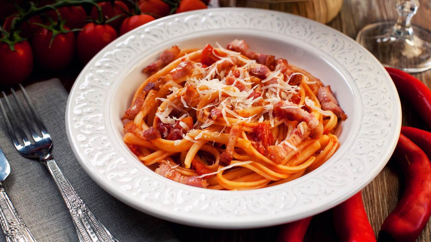 H απόλυτη συνταγή για μπουκατίνι αλά αματριτσιάνα