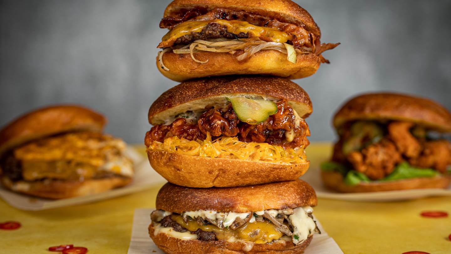 Ένα χρόνο μετά, το Smash’n Bun εξακολουθεί να σερβίρει επικά burgers