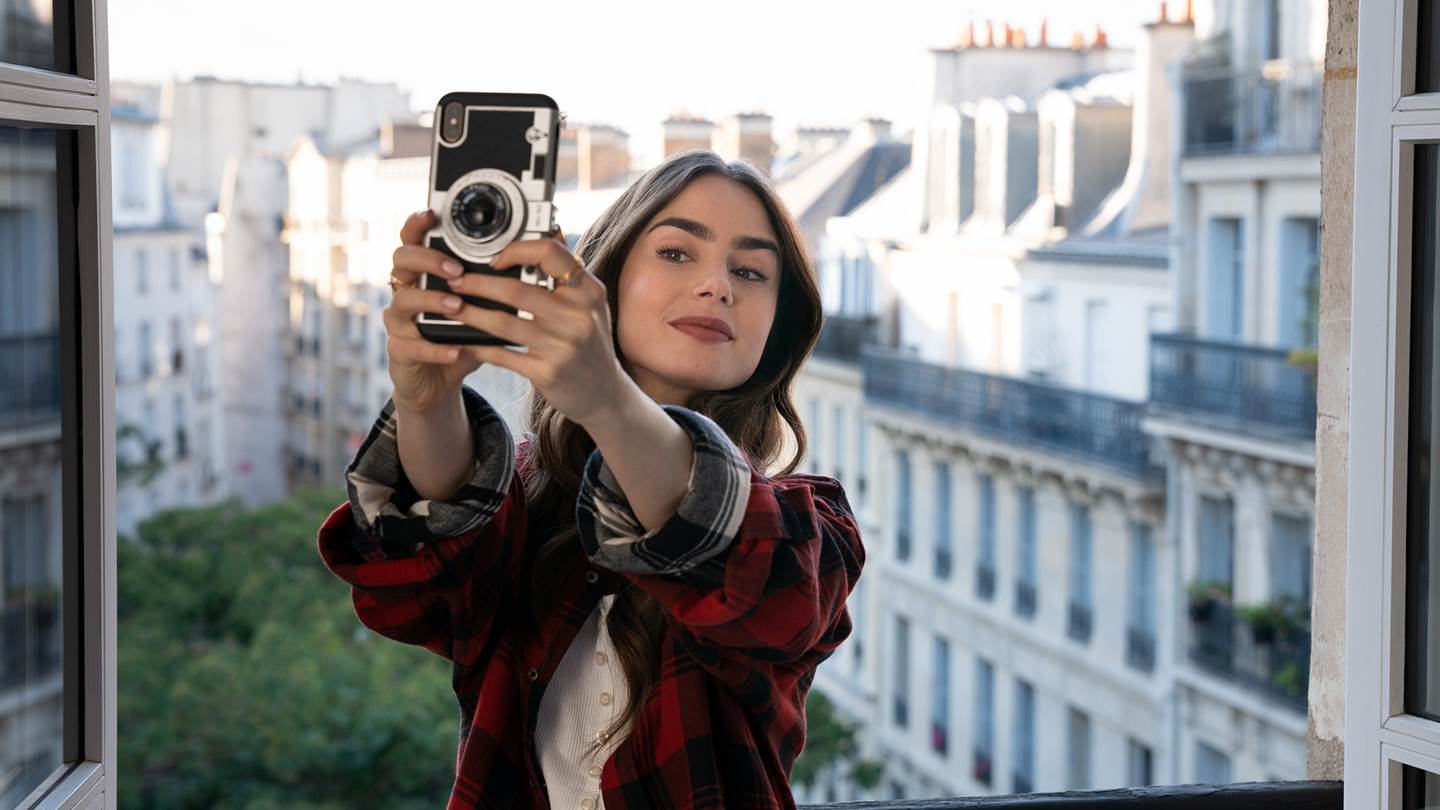 Ο Έλληνας που ντύνει τις πρωταγωνίστριες του Emily in Paris