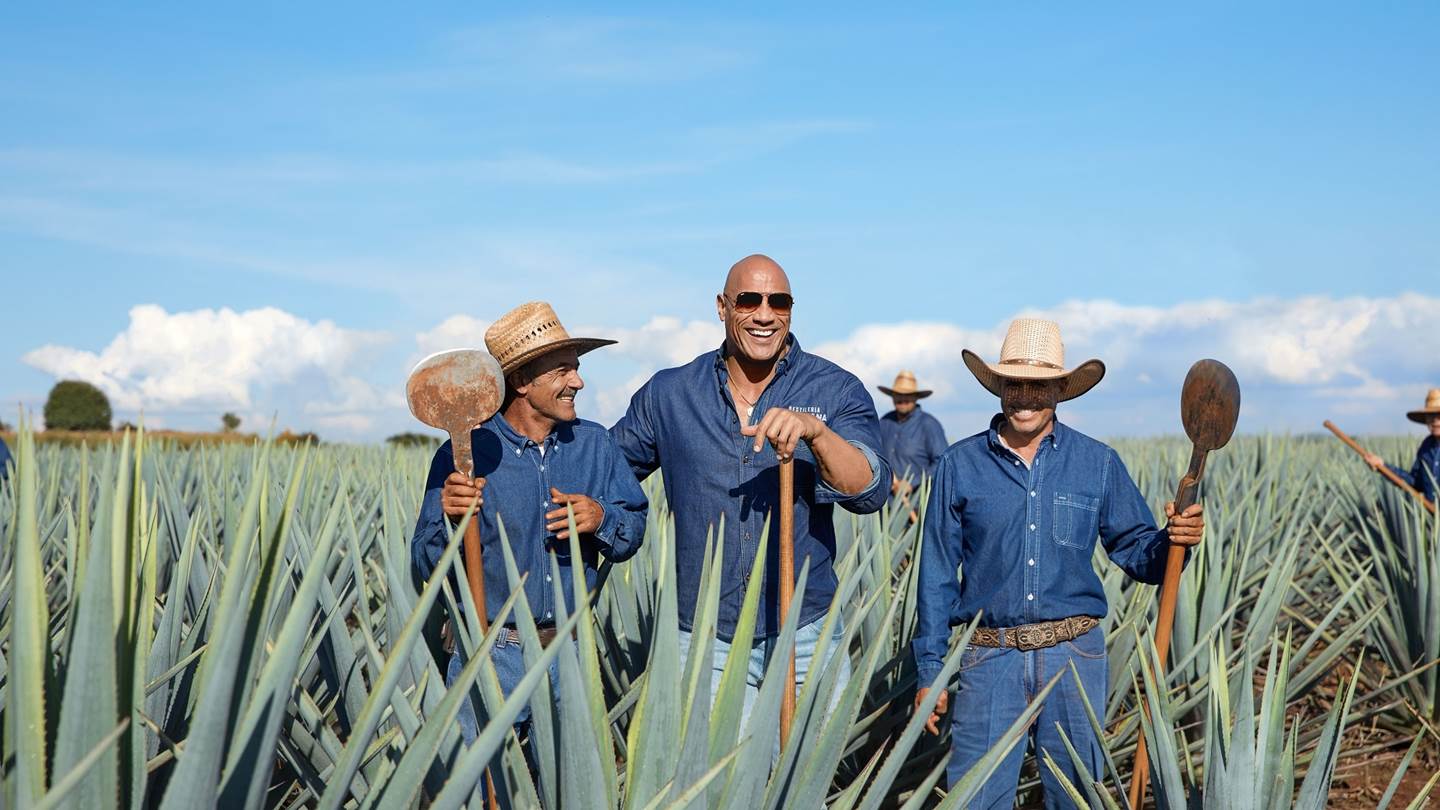 Γιατί οι celebrities το γύρισαν στην τεκίλα