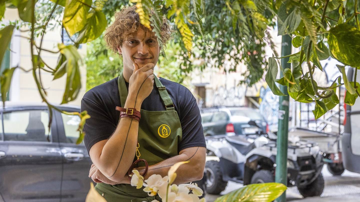 Ο Αλέξανδρος Γκικόπουλος και η ζωή ανάμεσα από ποτά, φυτά και sex toys