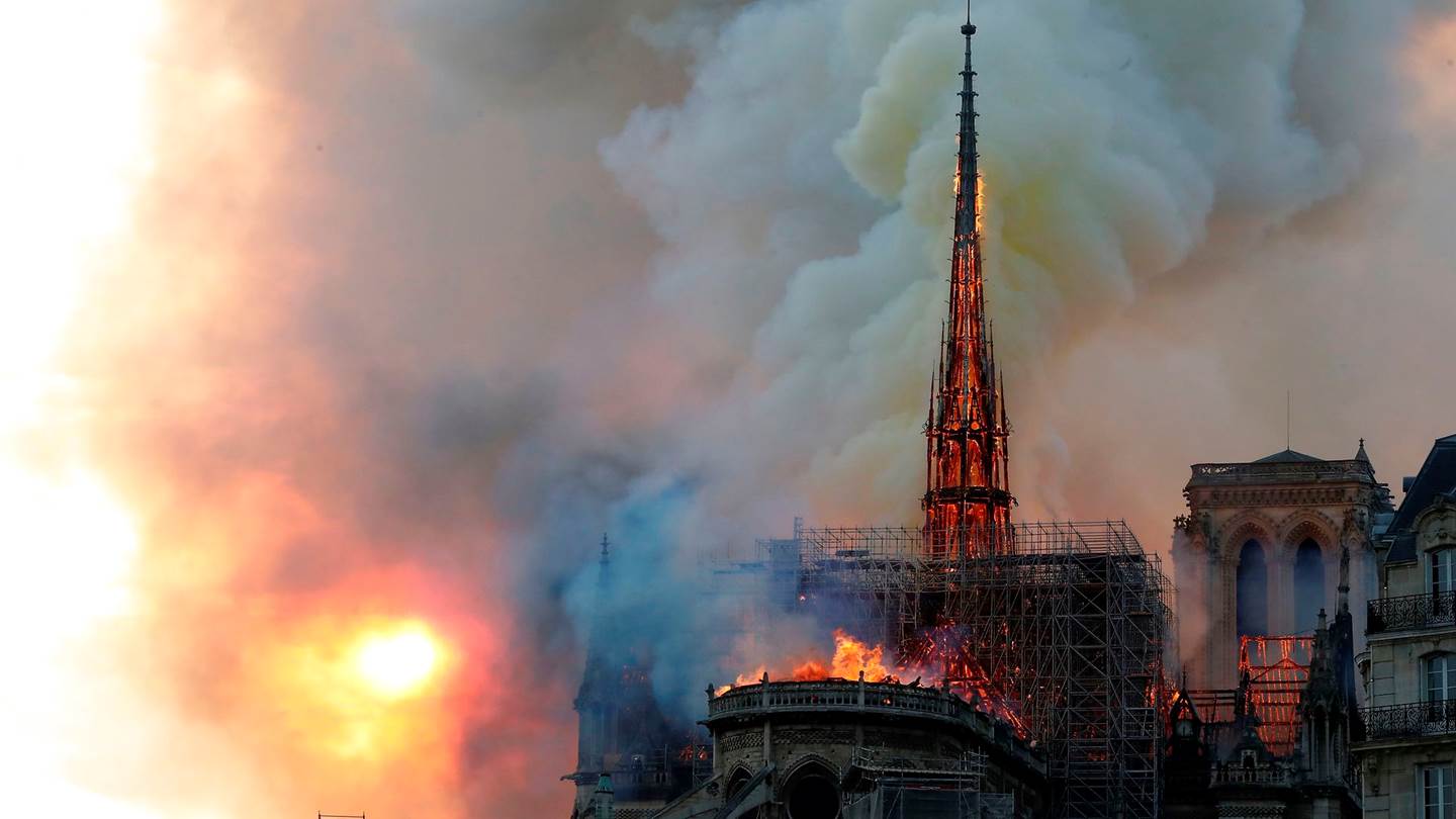 Φωτογραφίες από την καταστροφή της Παναγίας των Παρισίων