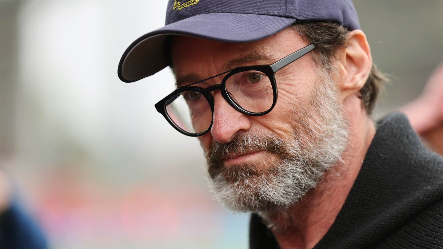 Ο Hugh Jackman θα μας κάνει να ξαναφορέσουμε τα Converse των '90s