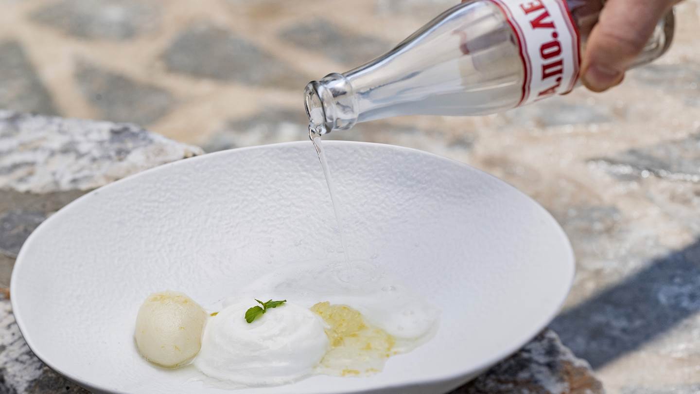 Από τους Πεύκους της Ρόδου στην Αθηναϊκή Ριβιέρα: Ένα εστιατόριο-διαμάντι σερβίρει για ένα βράδυ στη Γλυφάδα