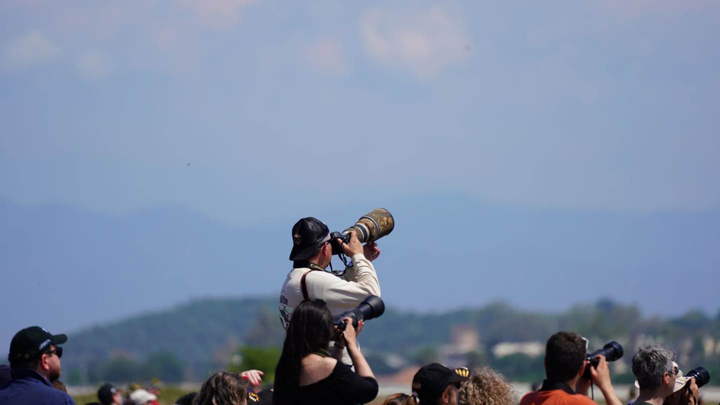 Φωτογραφίζοντας αεροπλάνα και ελικόπτερα: H ξεχωριστή παγκόσμια κοινότητα των Airplane Spotters