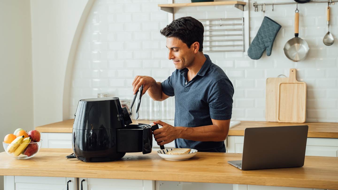Το air fryer μαγειρεύει πιο υγιεινά ή κατάπιαμε αμάσητο ένα ακόμη trend;
