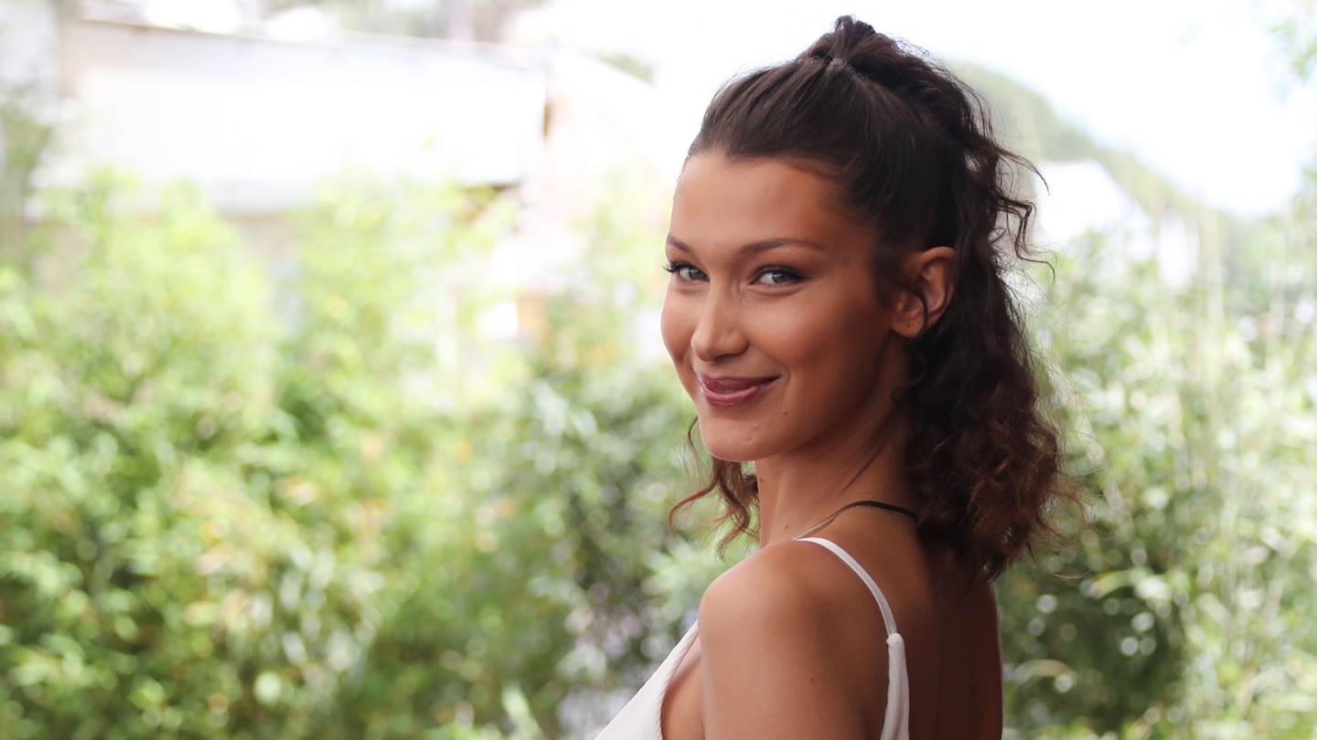 Το αποκαλυπτικό ολόσωμο μαγιό της Bella Hadid