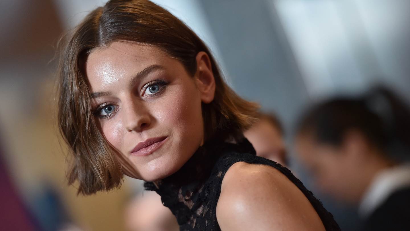 Η Emma Corrin, η Diana του 'The Crown' εξηγεί γιατί η πριγκίπισσα ταυτίζεται με την ΛΟΑΤ+ κοινότητα