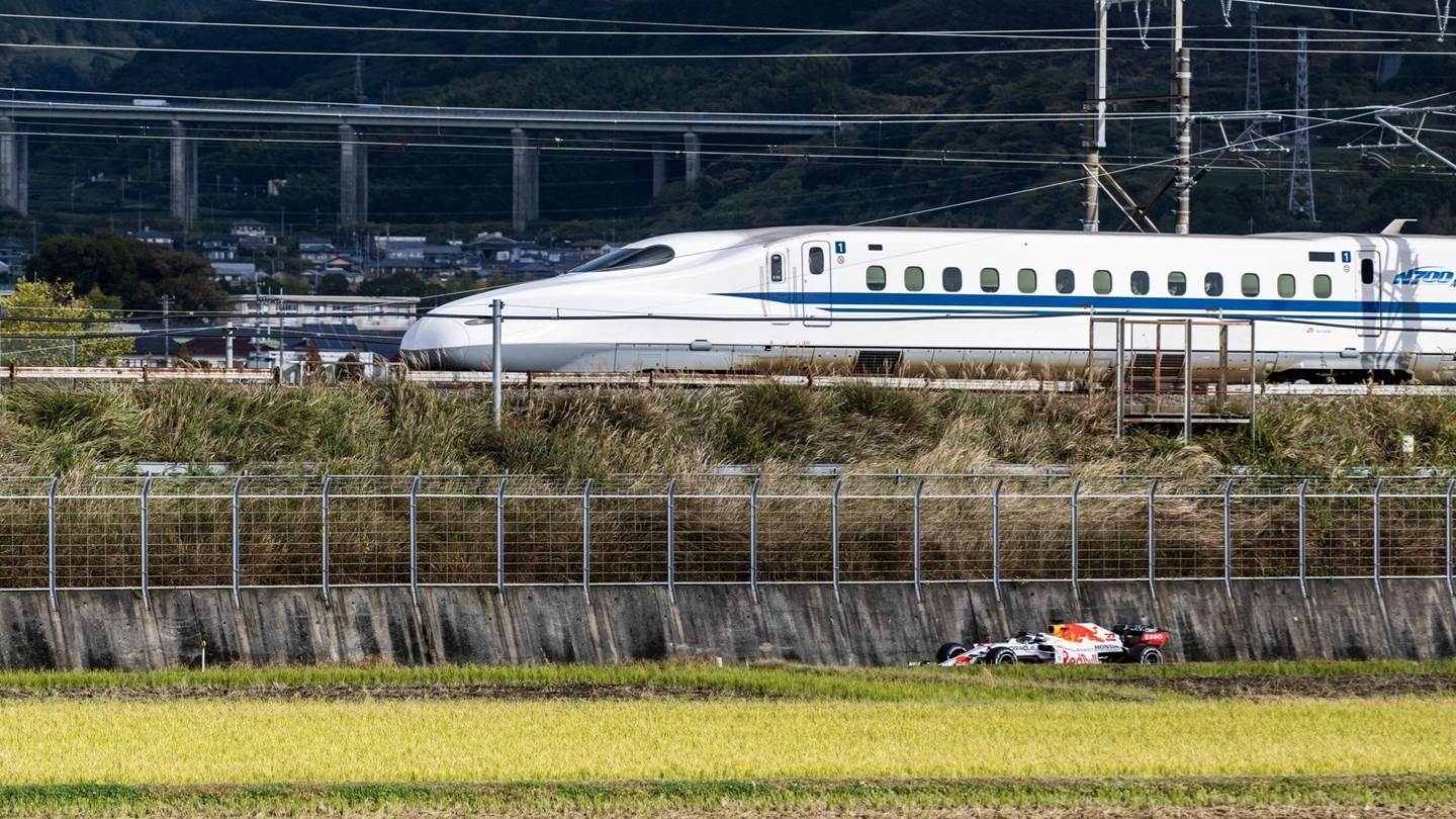 Red Bull F1 εναντίον του ταχύτερου τρένου της Ιαπωνίας