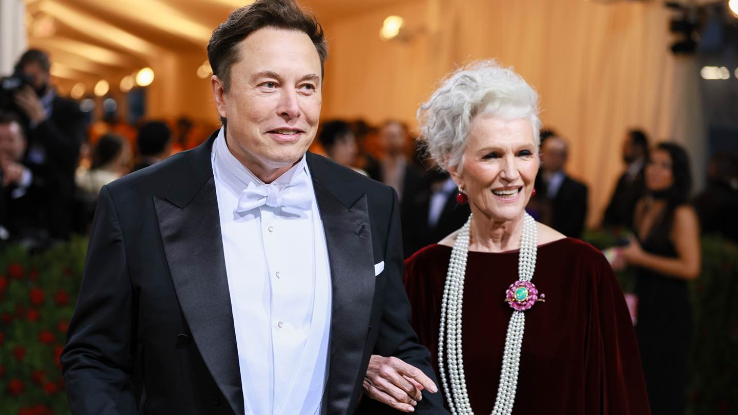 Σε άλλα νέα, η μαμά του Elon Musk έχει κάτι να πει για το γιο της