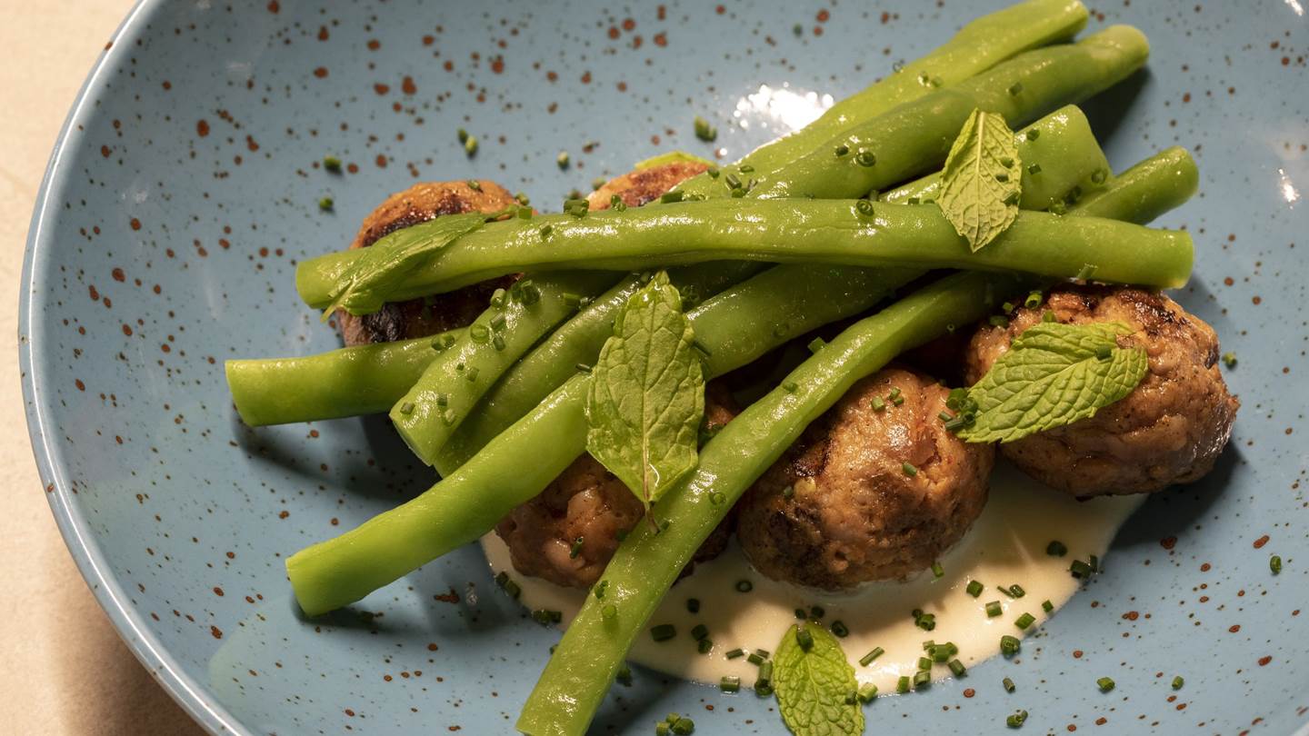 Η συνταγή του Δήμου Μπαλόπουλου για τα πιο νόστιμα χοιρινά κεφτεδάκια