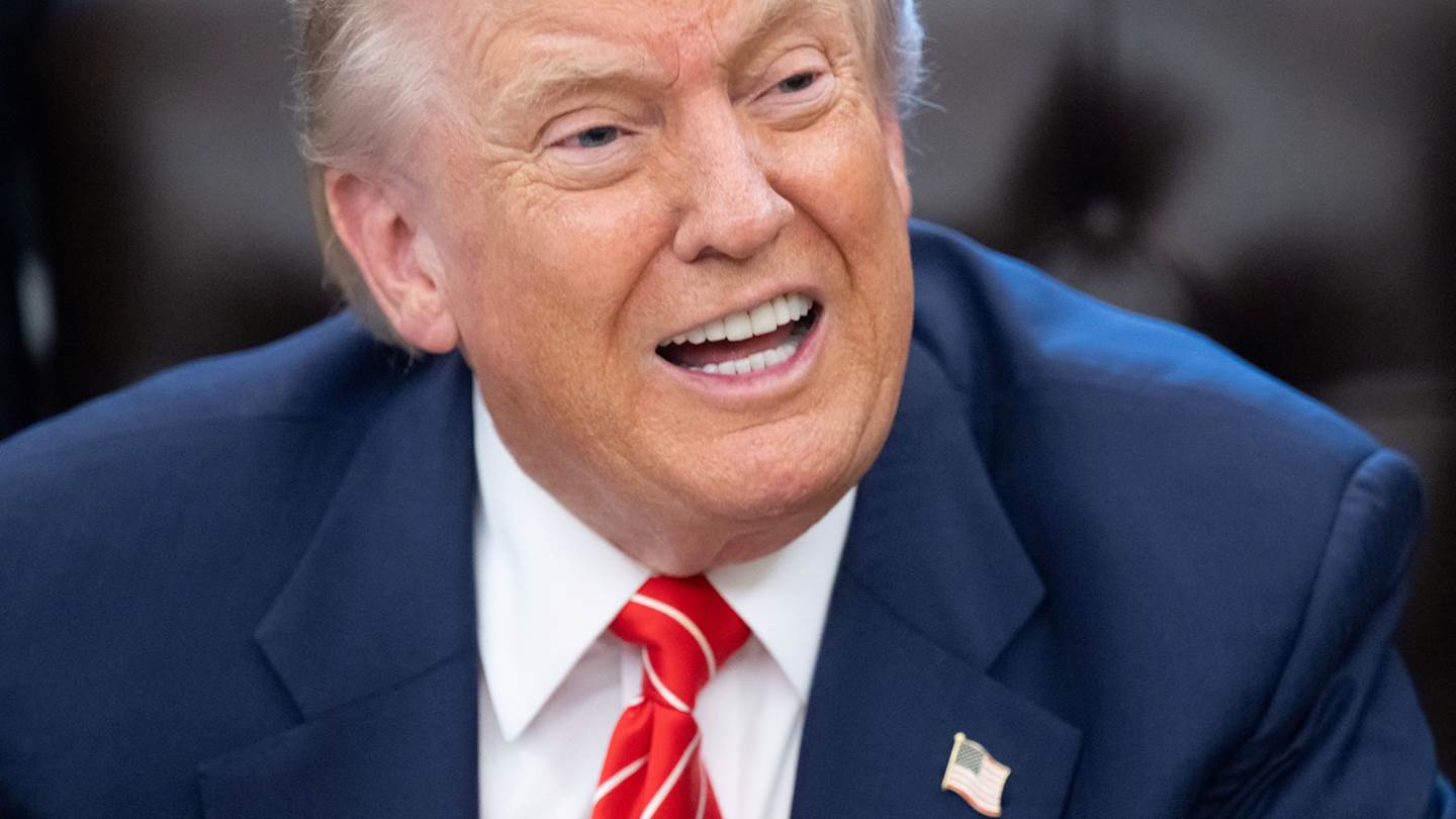 Ο Donald Trump δημοσίευσε βίντεο με τους Barack και Michelle Obama ως πιθήκους (video)