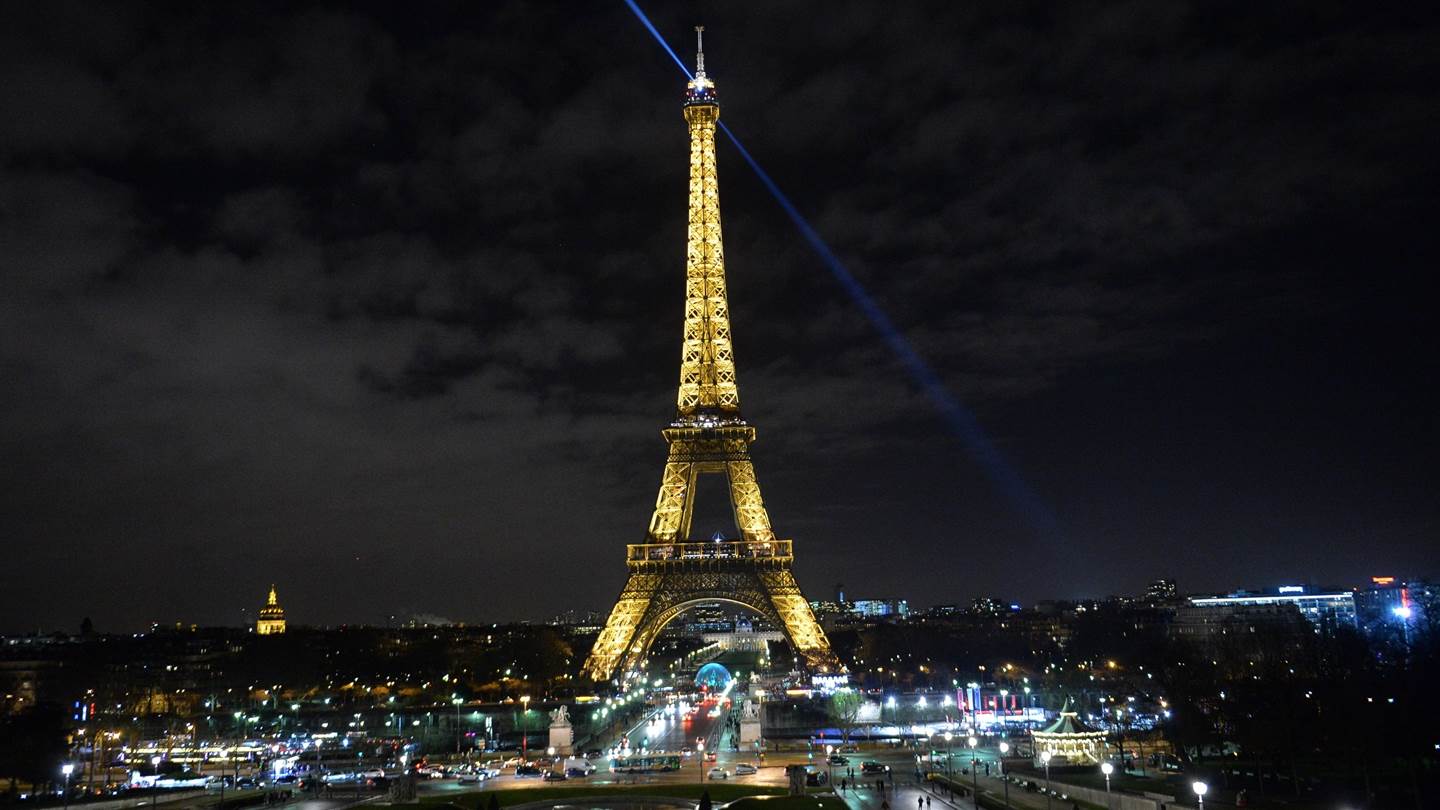 Γιατί στήνονται αντίσκηνα στο κέντρο του Παρισιού;