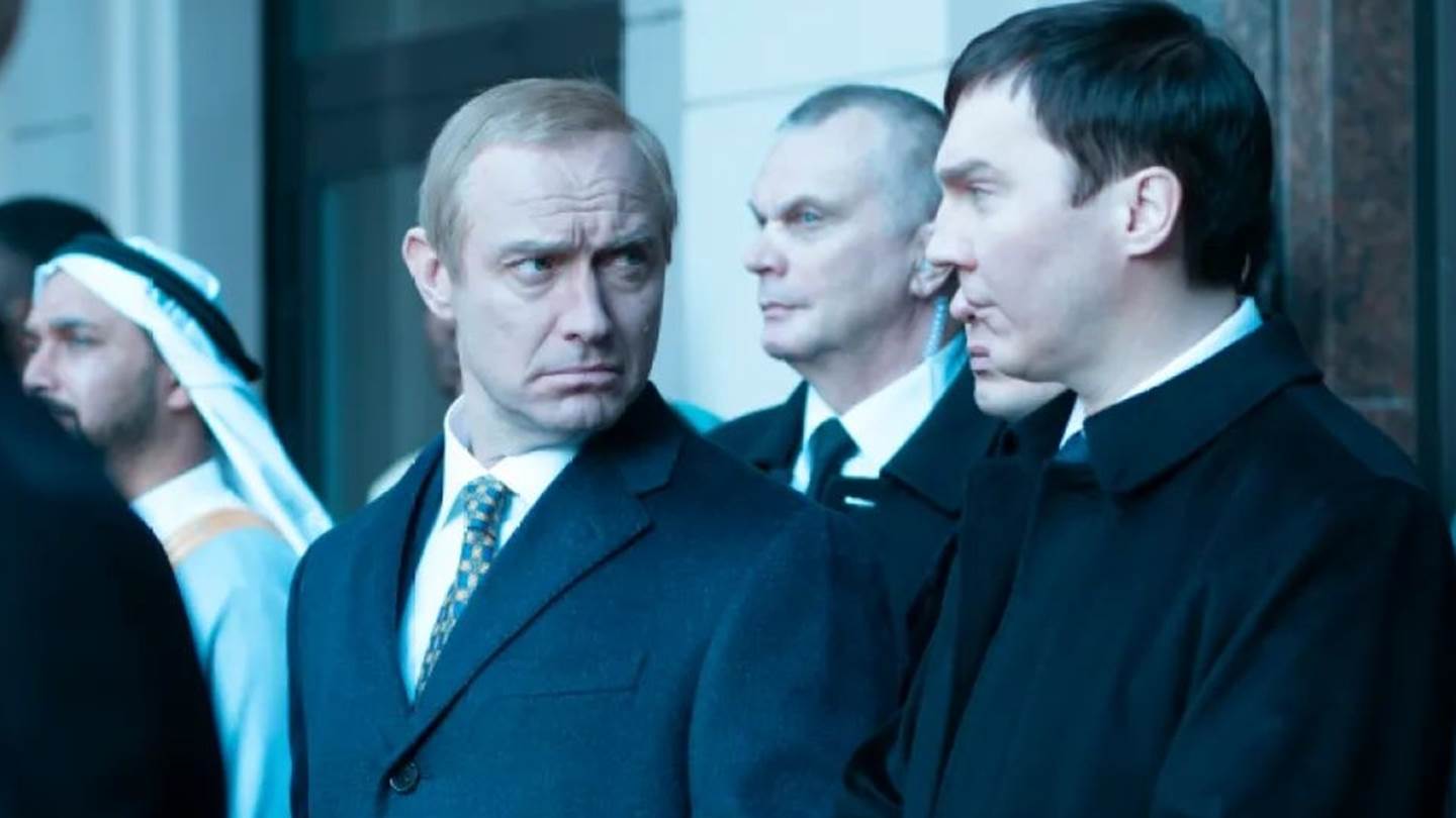 Αγνώριστος ο Jude Law ως Vladimir Putin στην ταινία The Wizard of the Kremlin