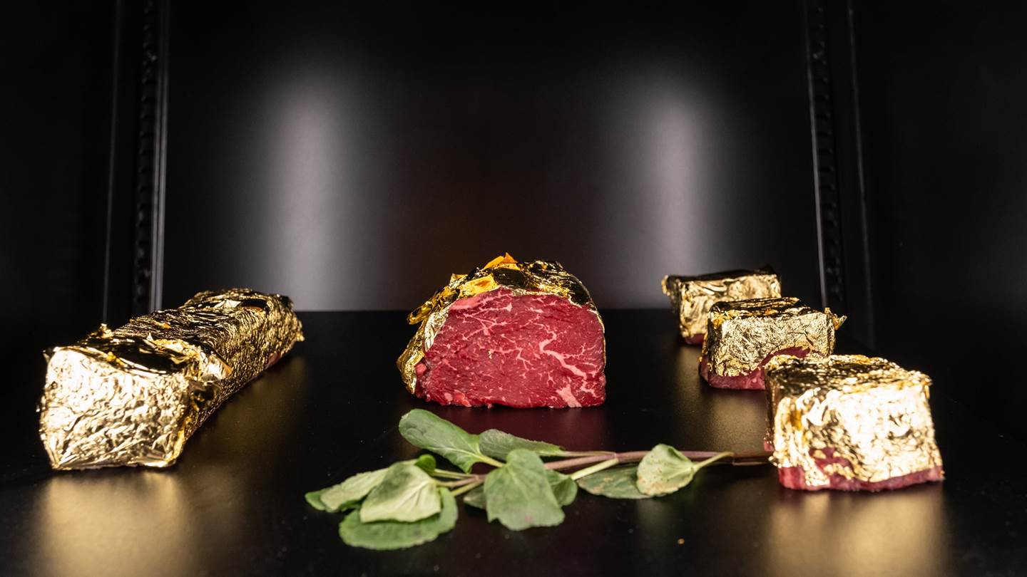 DB.one: Τι πραγματικά παίζει με τις χρυσές μπριζόλες της Γλυφάδας